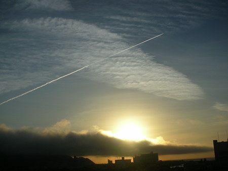 　朝日と　飛行機雲