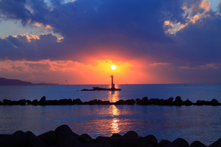 船形の夕日と灯台