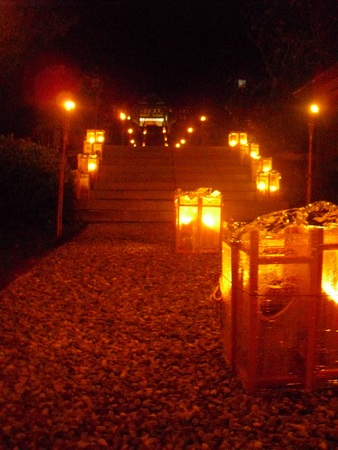 竹灯に浮かぶ高家神社
