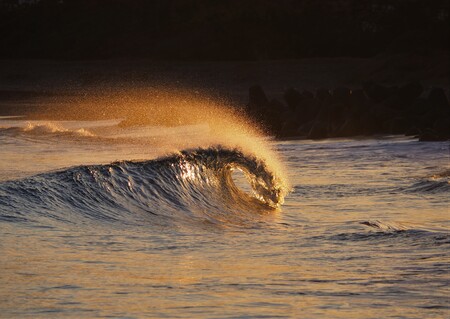 夕陽に照らされる波